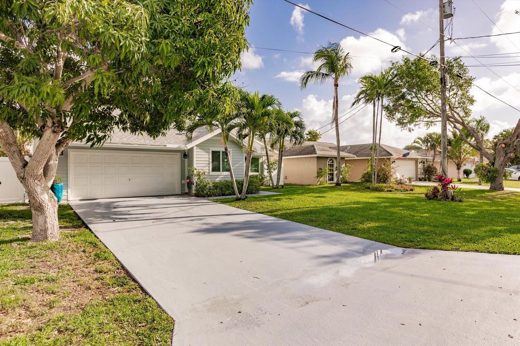 Photo of 6319 Garrett Street, Jupiter, FL 33458 (MLS # R11077613)