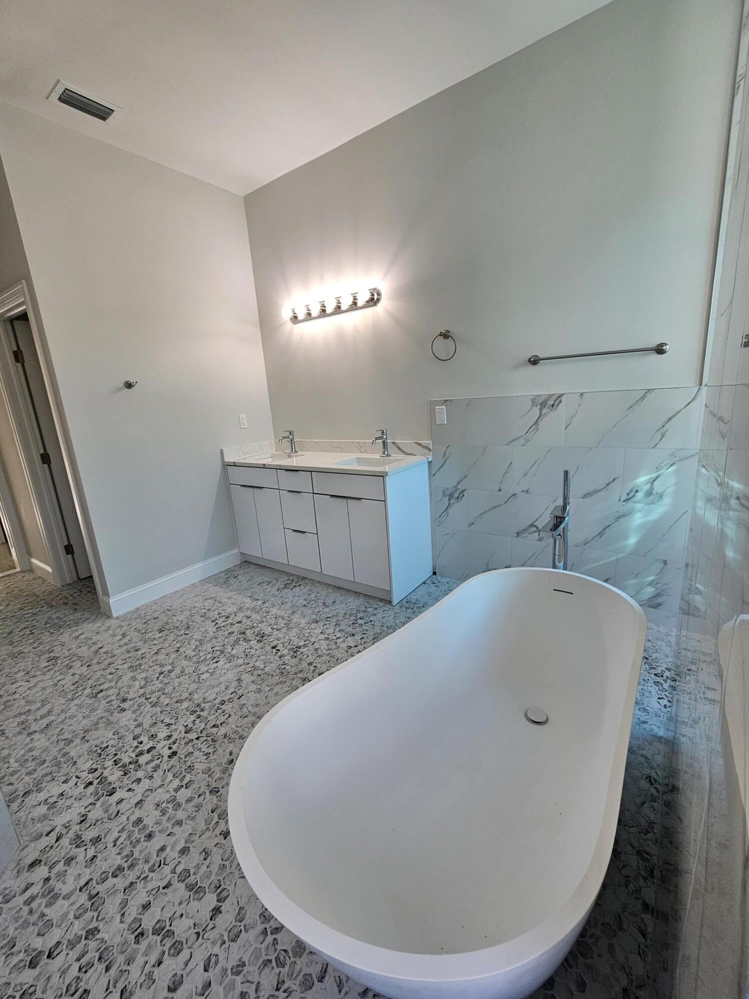 31-42-41~ S 252.9 FT OF N  638.76 FT OF W 204.6 FT - Residential