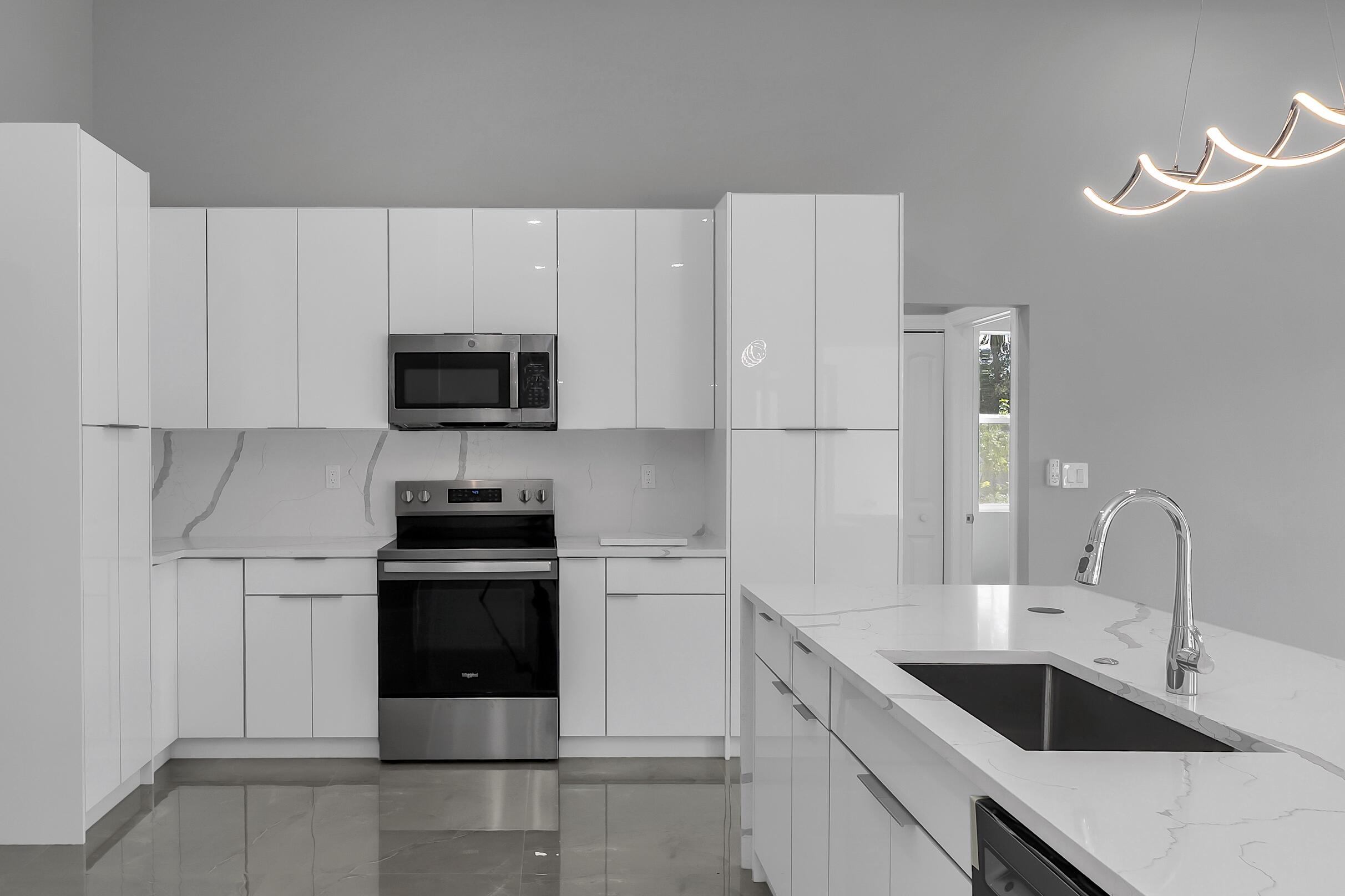 31-42-41~ S 252.9 FT OF N  638.76 FT OF W 204.6 FT - Residential