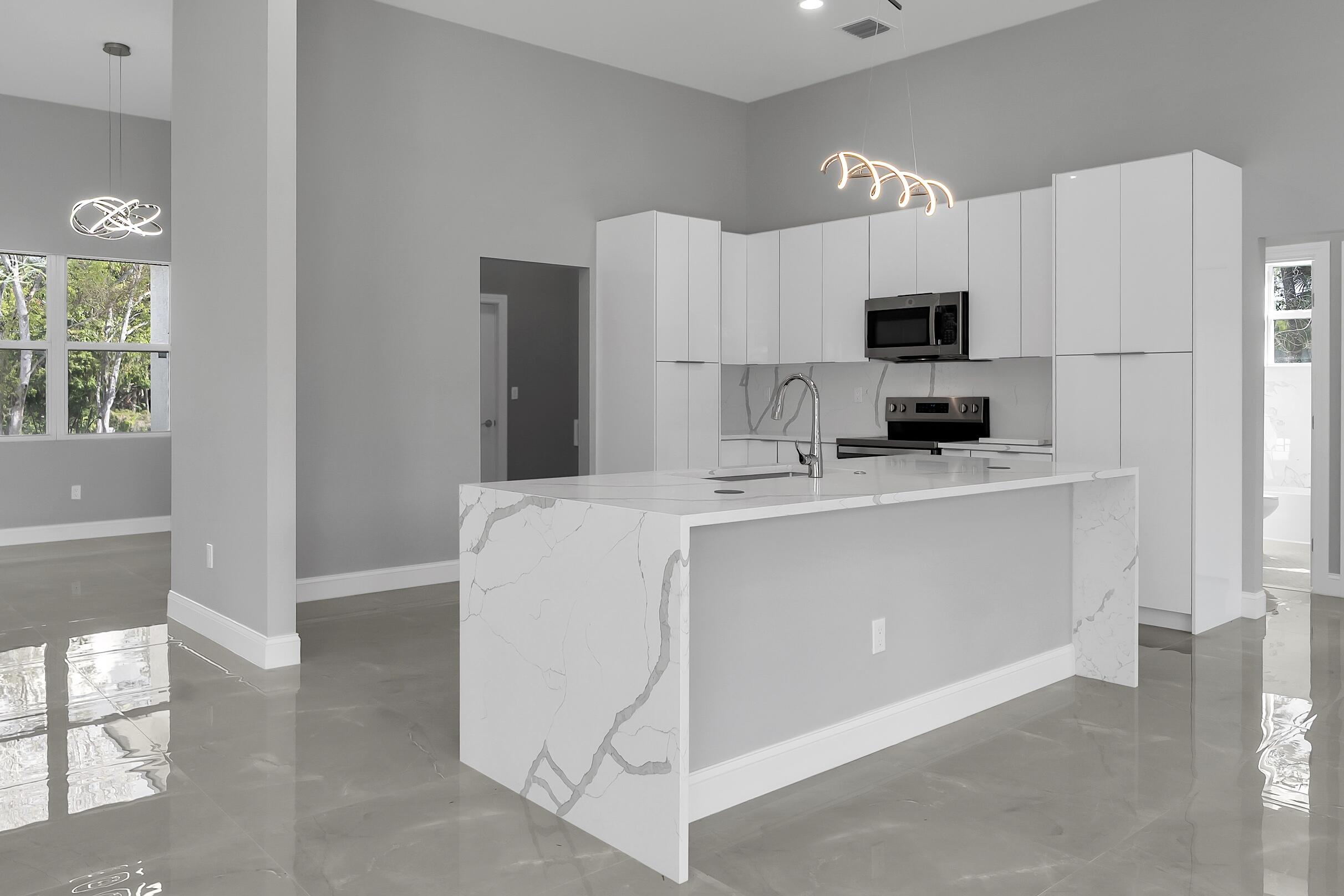 31-42-41~ S 252.9 FT OF N  638.76 FT OF W 204.6 FT - Residential