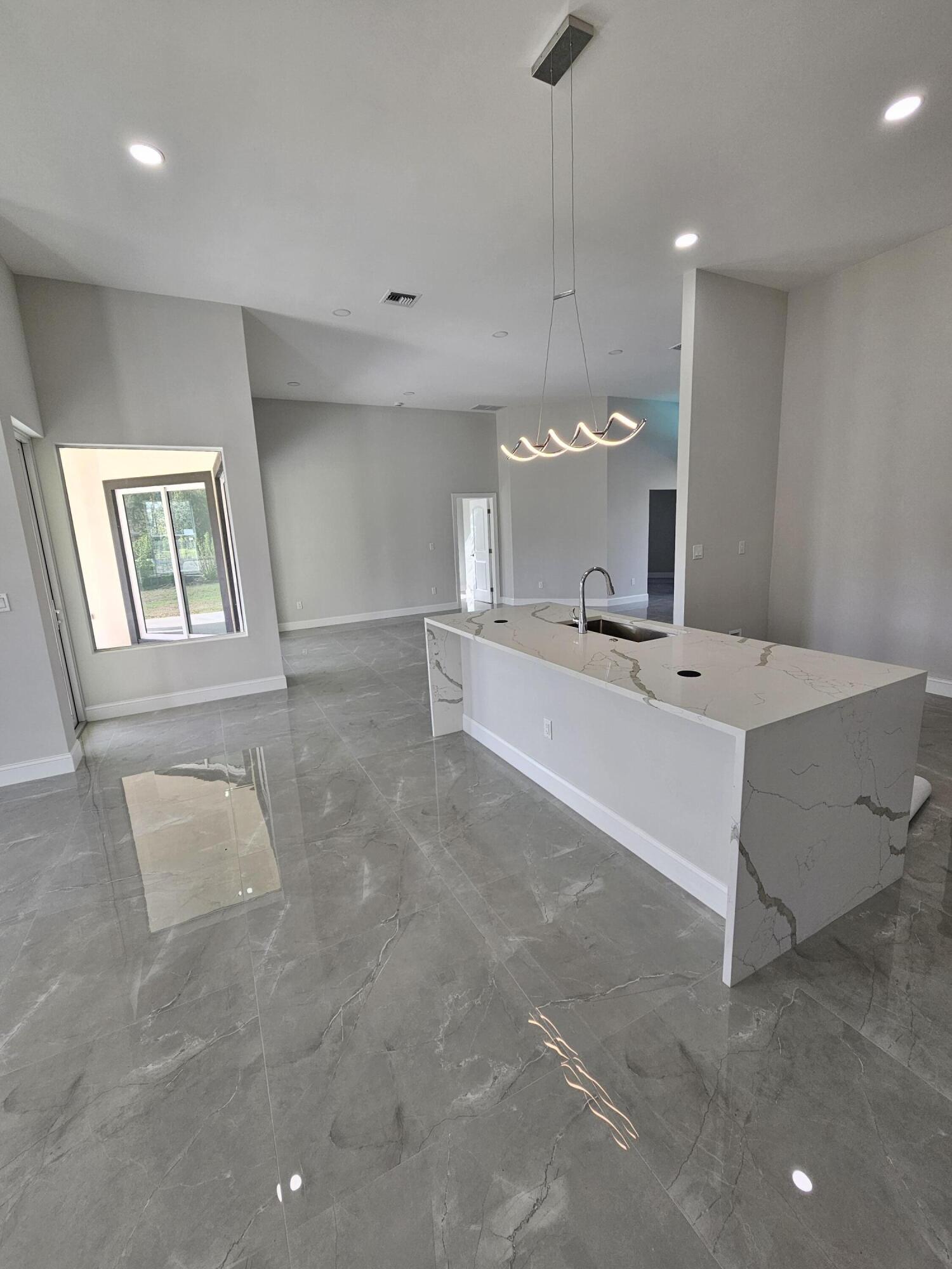 31-42-41~ S 252.9 FT OF N  638.76 FT OF W 204.6 FT - Residential