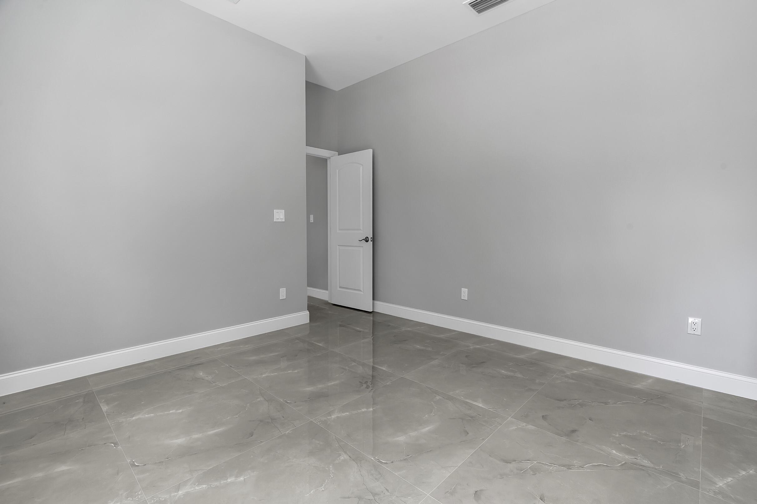 31-42-41~ S 252.9 FT OF N  638.76 FT OF W 204.6 FT - Residential