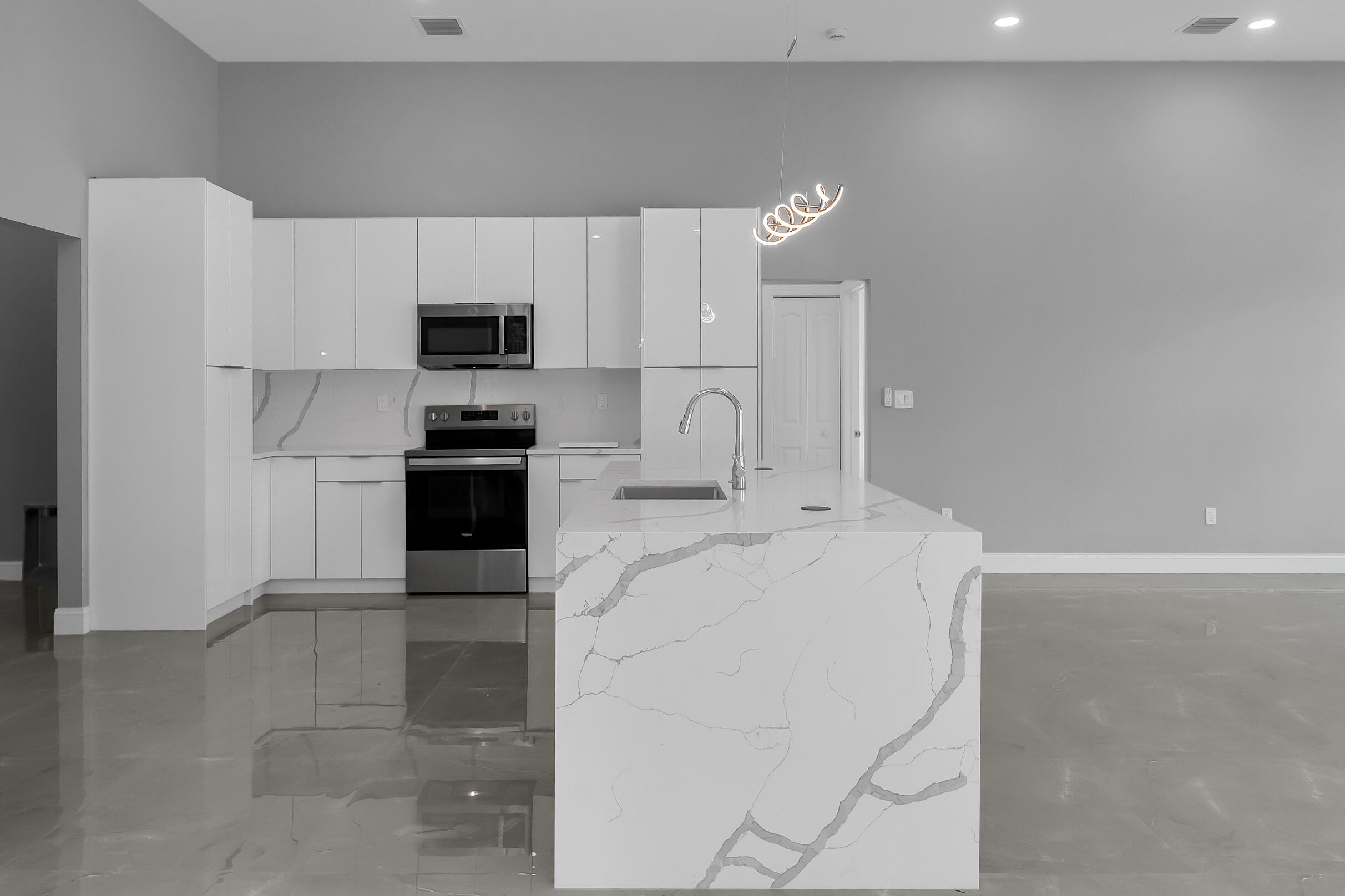 31-42-41~ S 252.9 FT OF N  638.76 FT OF W 204.6 FT - Residential