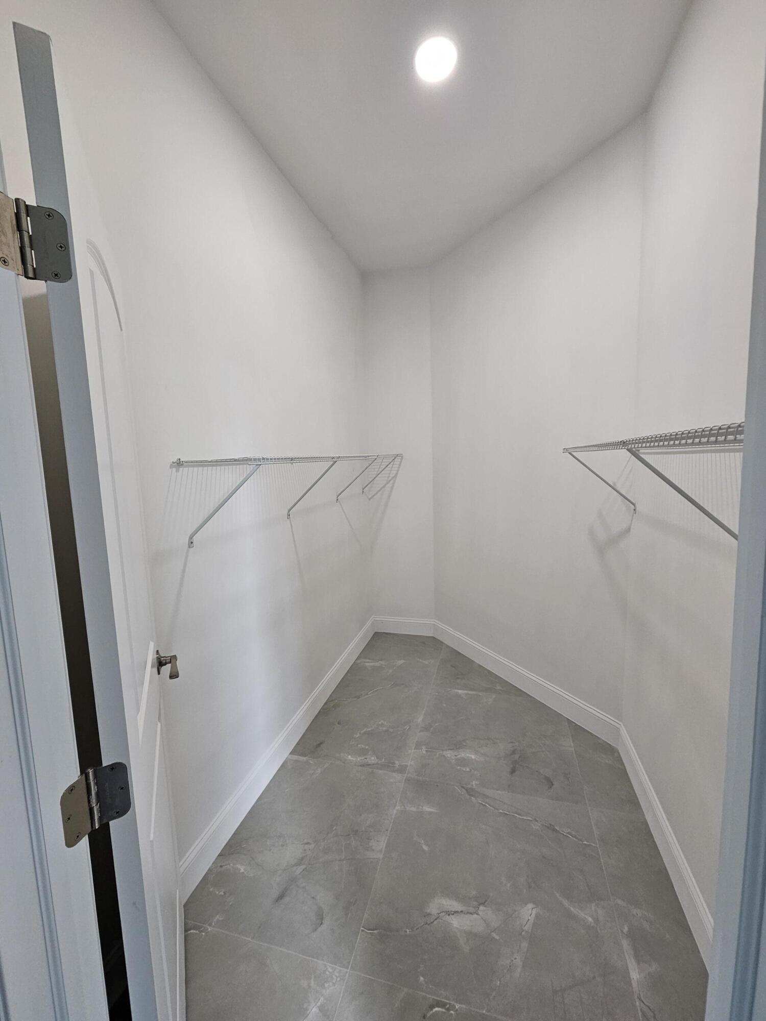 31-42-41~ S 252.9 FT OF N  638.76 FT OF W 204.6 FT - Residential