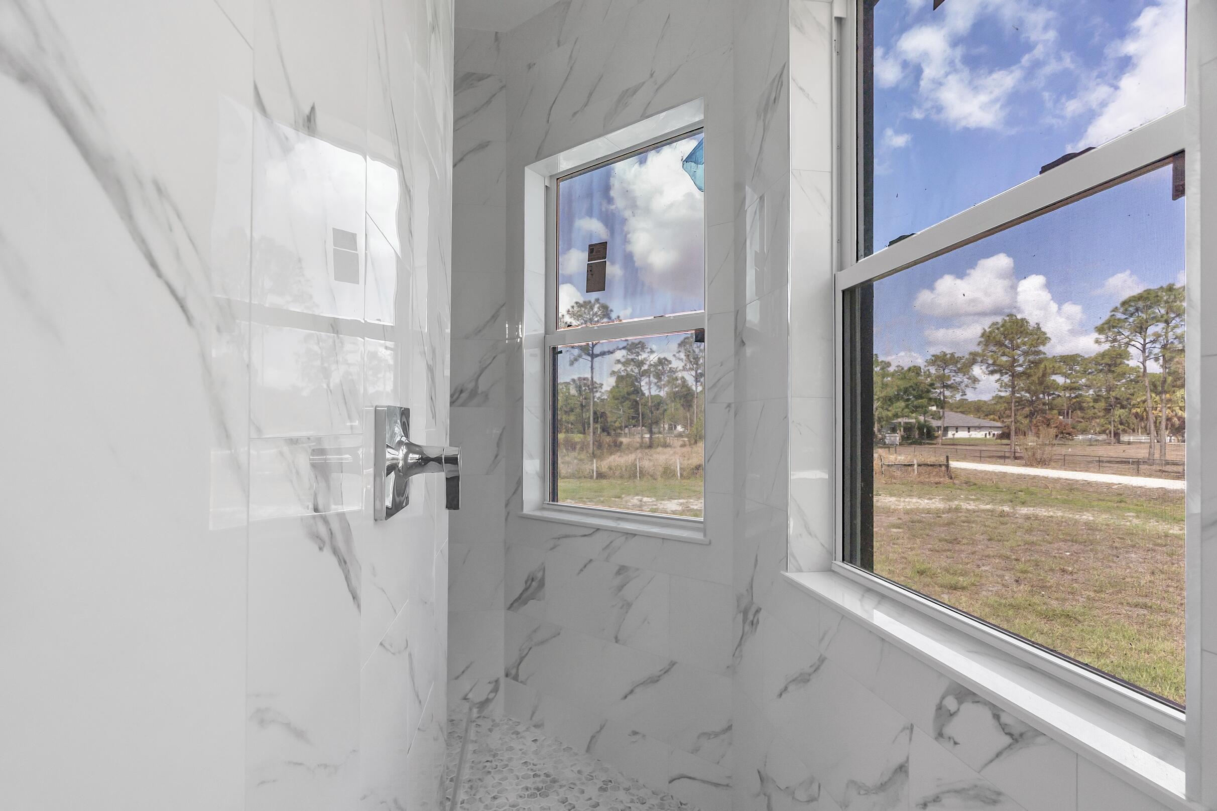 31-42-41~ S 252.9 FT OF N  638.76 FT OF W 204.6 FT - Residential