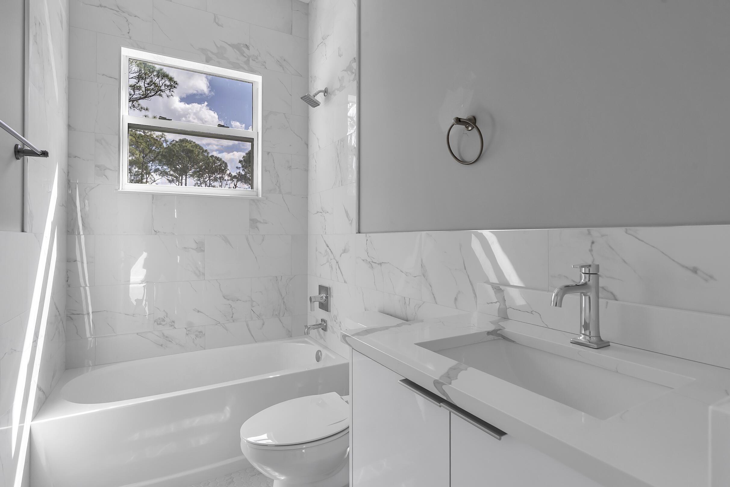 31-42-41~ S 252.9 FT OF N  638.76 FT OF W 204.6 FT - Residential