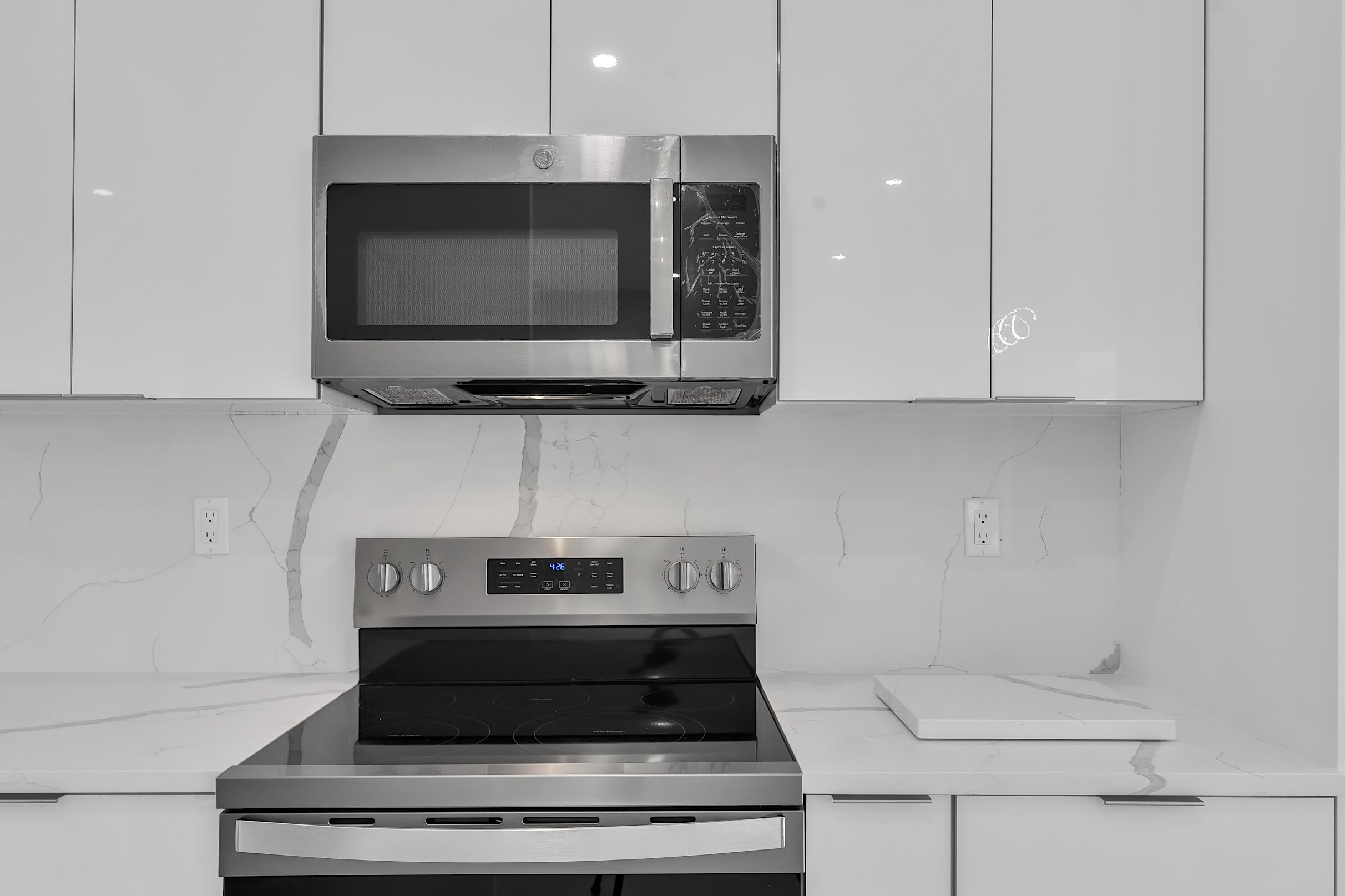 31-42-41~ S 252.9 FT OF N  638.76 FT OF W 204.6 FT - Residential