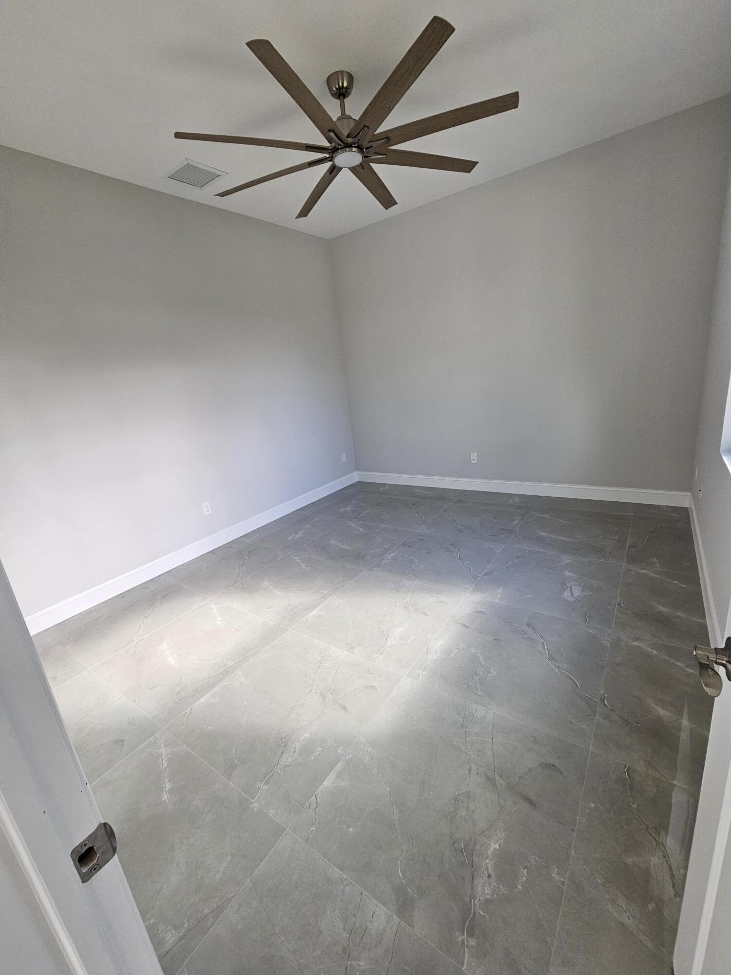 31-42-41~ S 252.9 FT OF N  638.76 FT OF W 204.6 FT - Residential