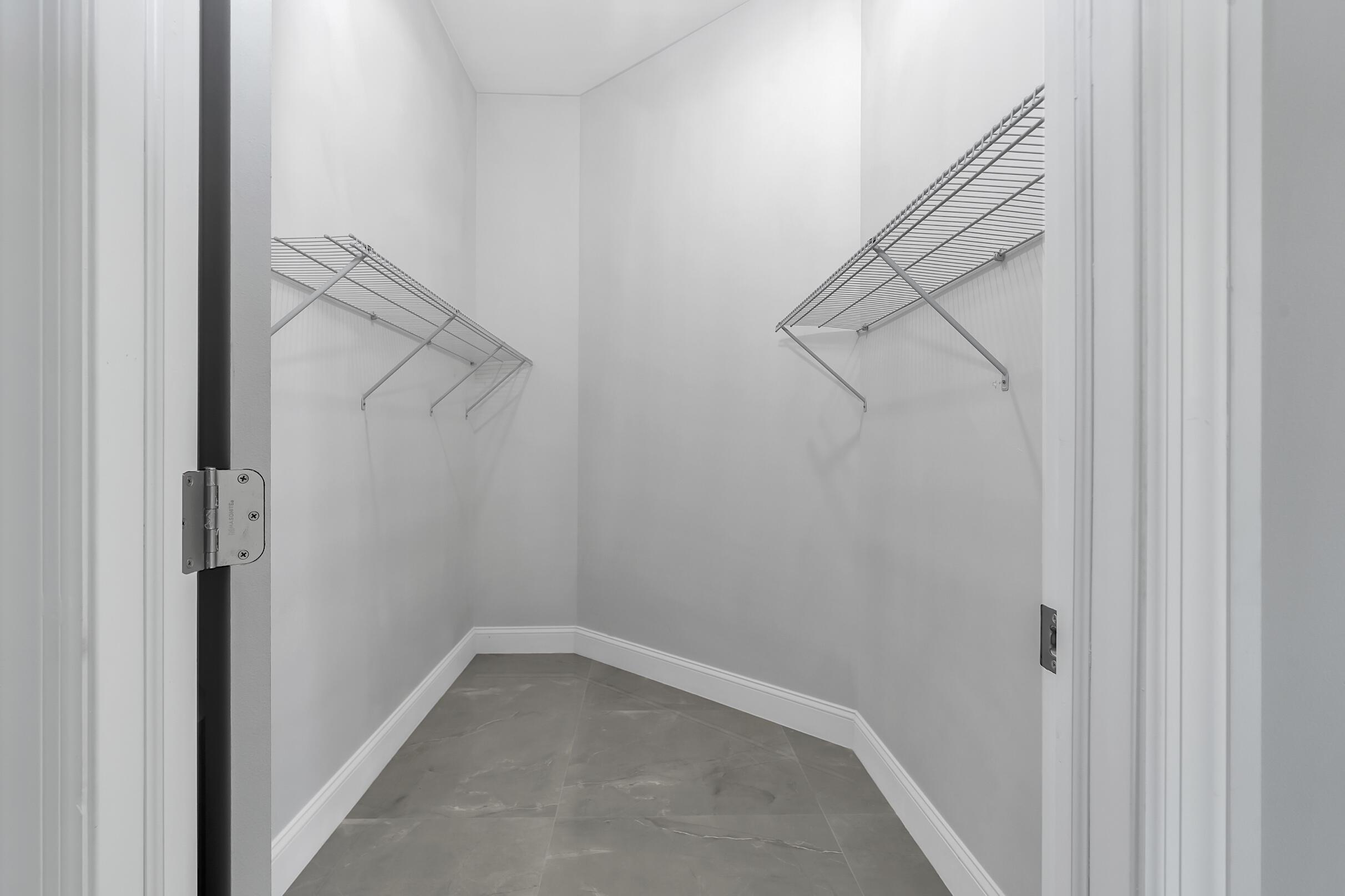 31-42-41~ S 252.9 FT OF N  638.76 FT OF W 204.6 FT - Residential