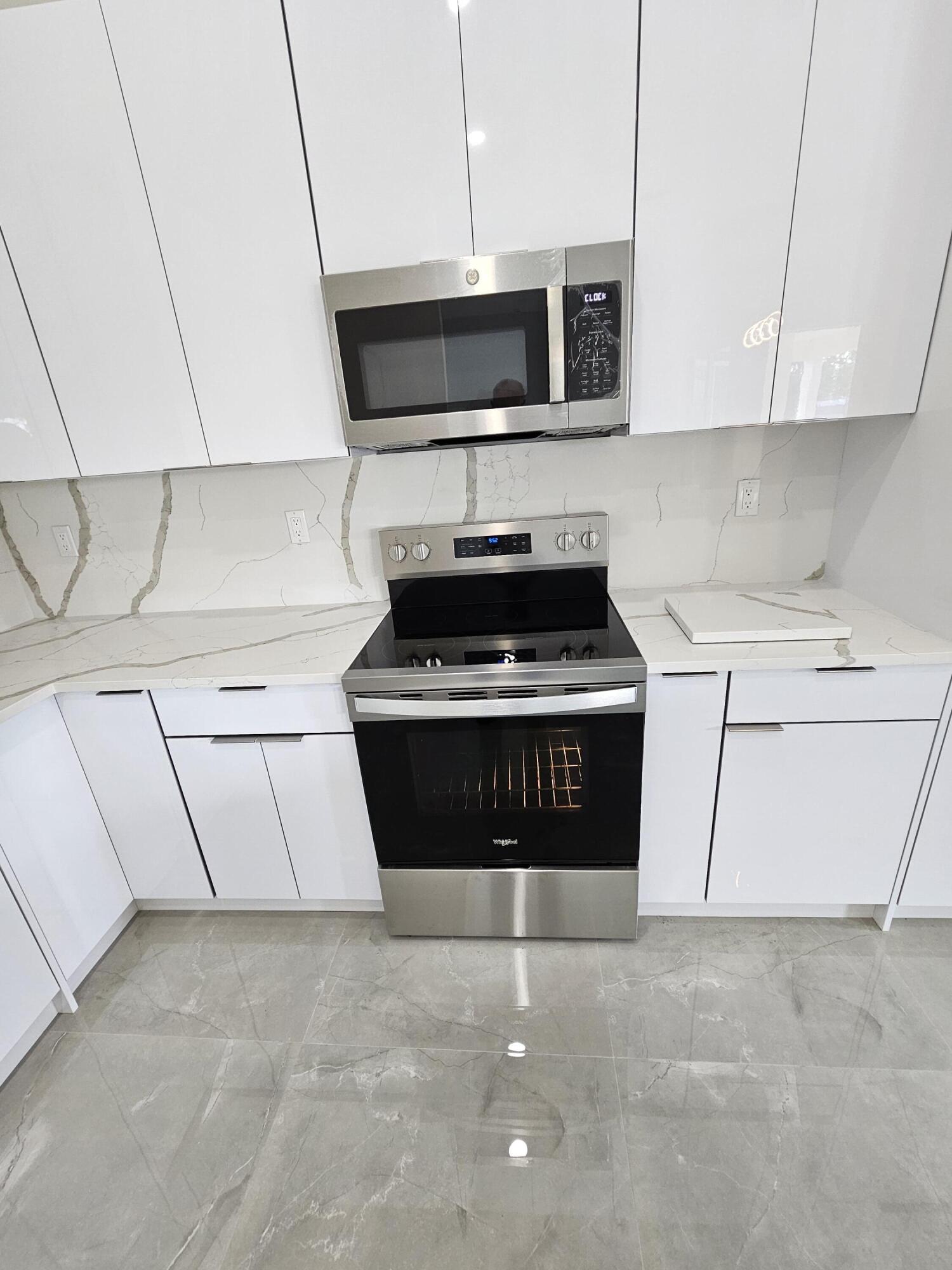 31-42-41~ S 252.9 FT OF N  638.76 FT OF W 204.6 FT - Residential