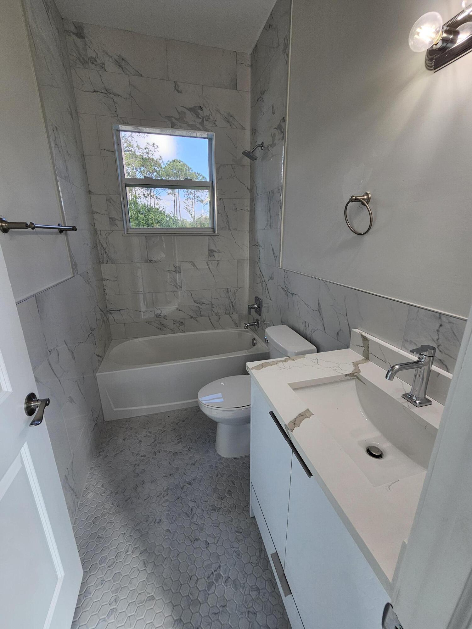 31-42-41~ S 252.9 FT OF N  638.76 FT OF W 204.6 FT - Residential