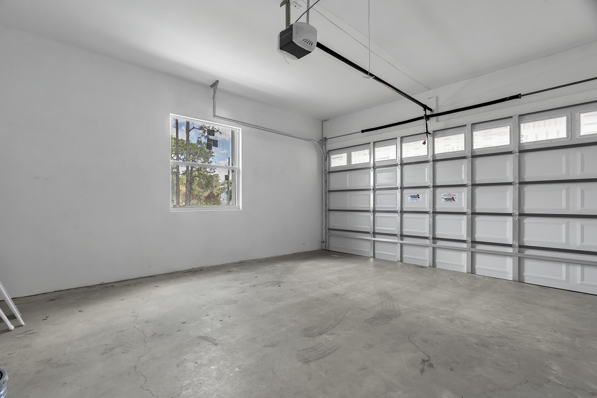 31-42-41~ S 252.9 FT OF N  638.76 FT OF W 204.6 FT - Residential