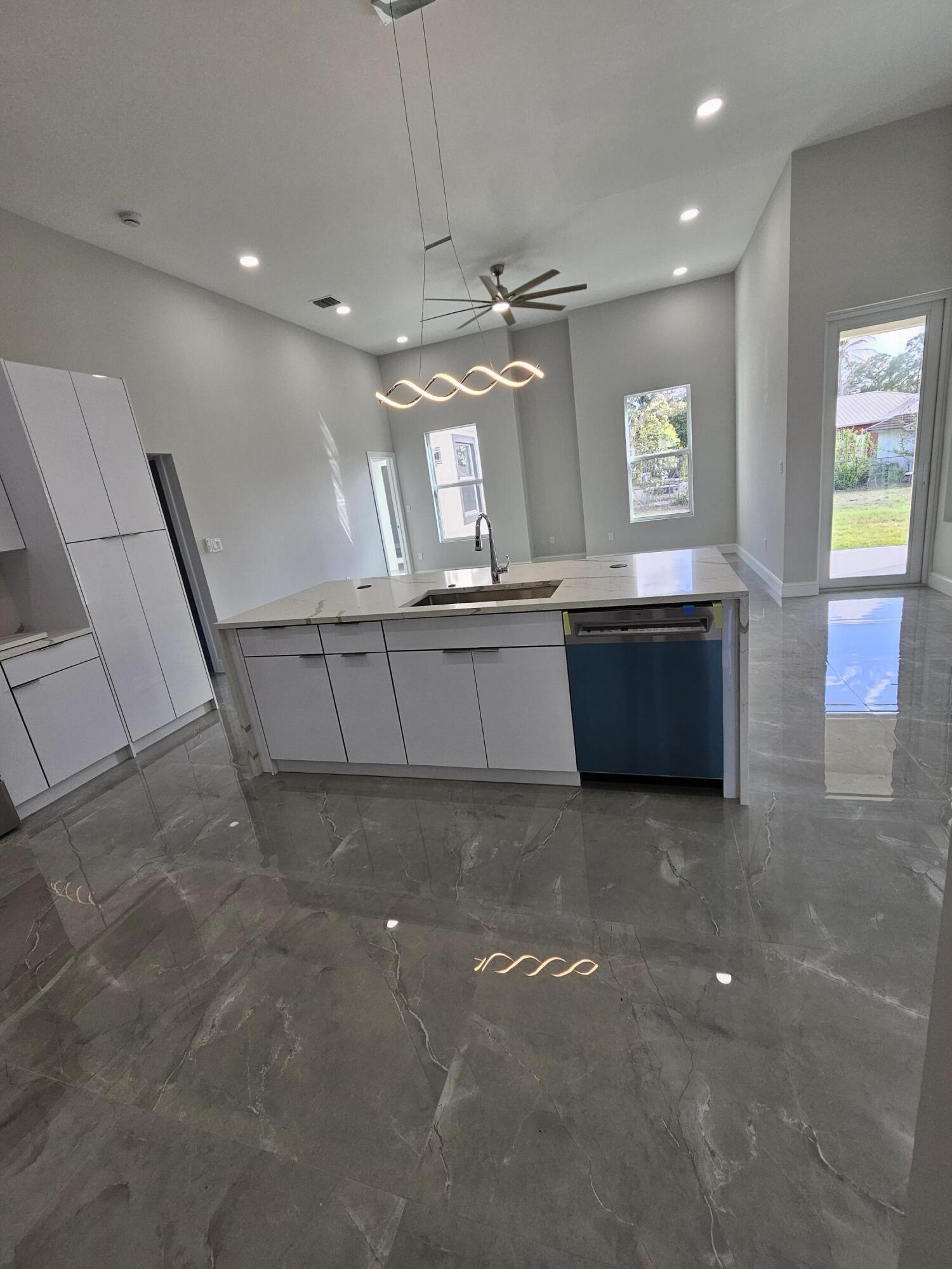 31-42-41~ S 252.9 FT OF N  638.76 FT OF W 204.6 FT - Residential