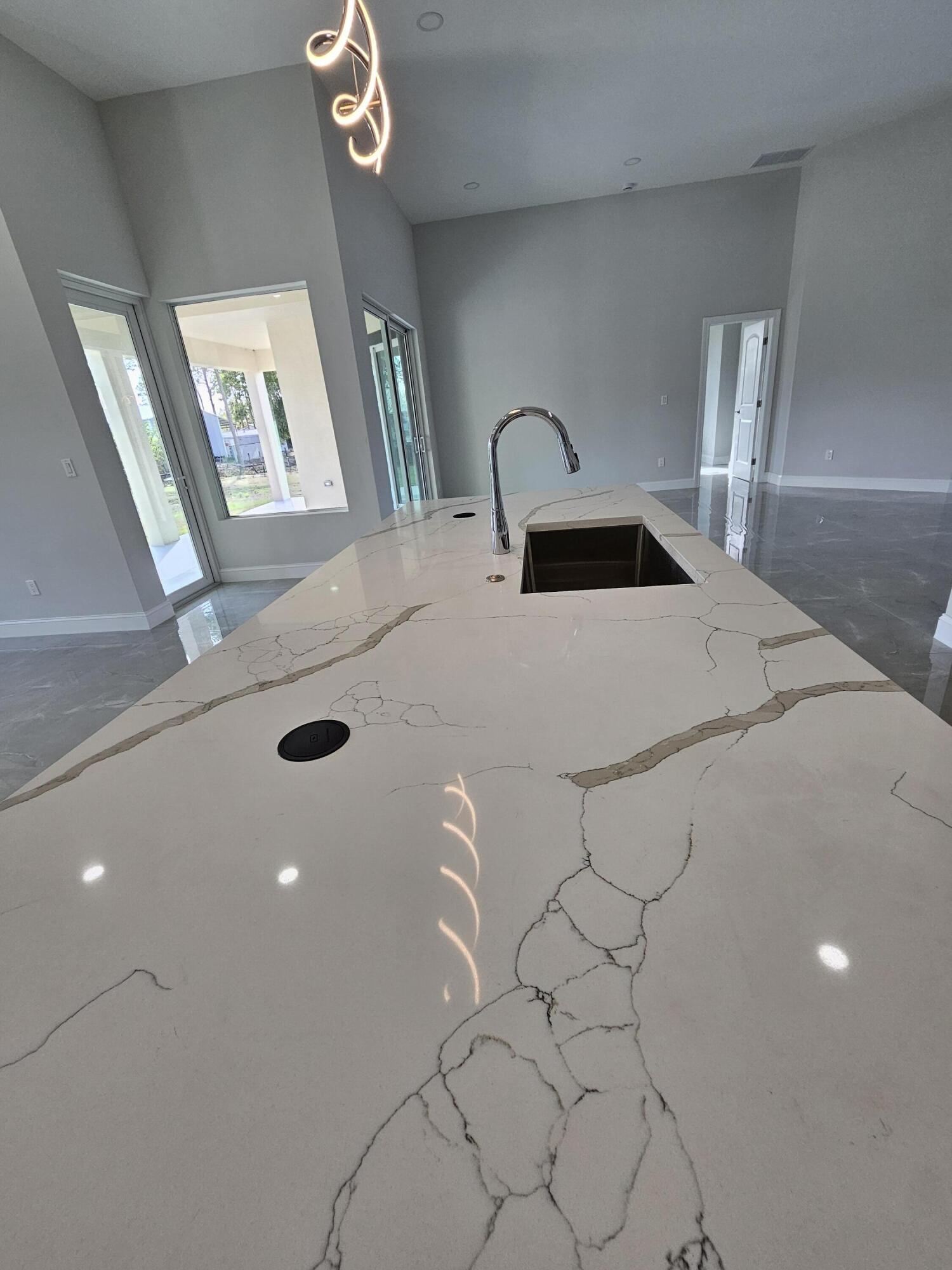 31-42-41~ S 252.9 FT OF N  638.76 FT OF W 204.6 FT - Residential