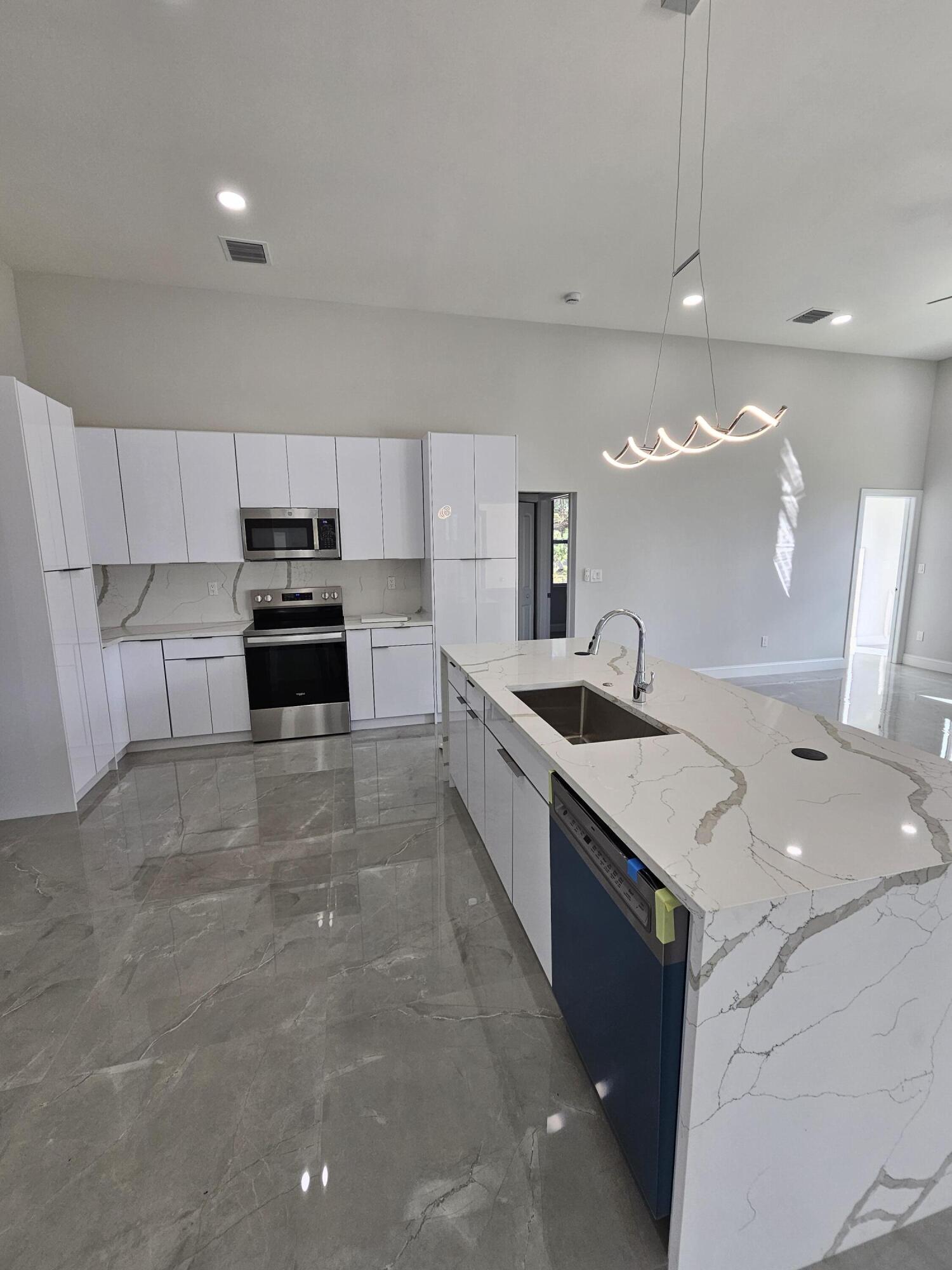 31-42-41~ S 252.9 FT OF N  638.76 FT OF W 204.6 FT - Residential