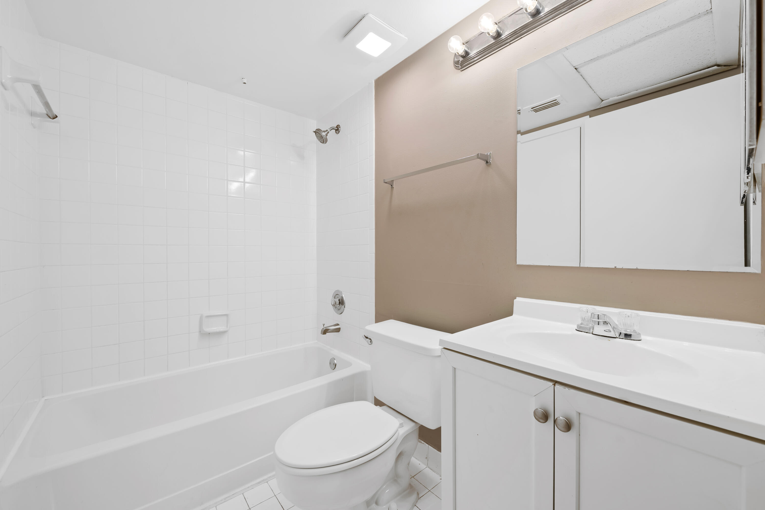 LAKEVIEW CLUB CONDO - Residential Lease