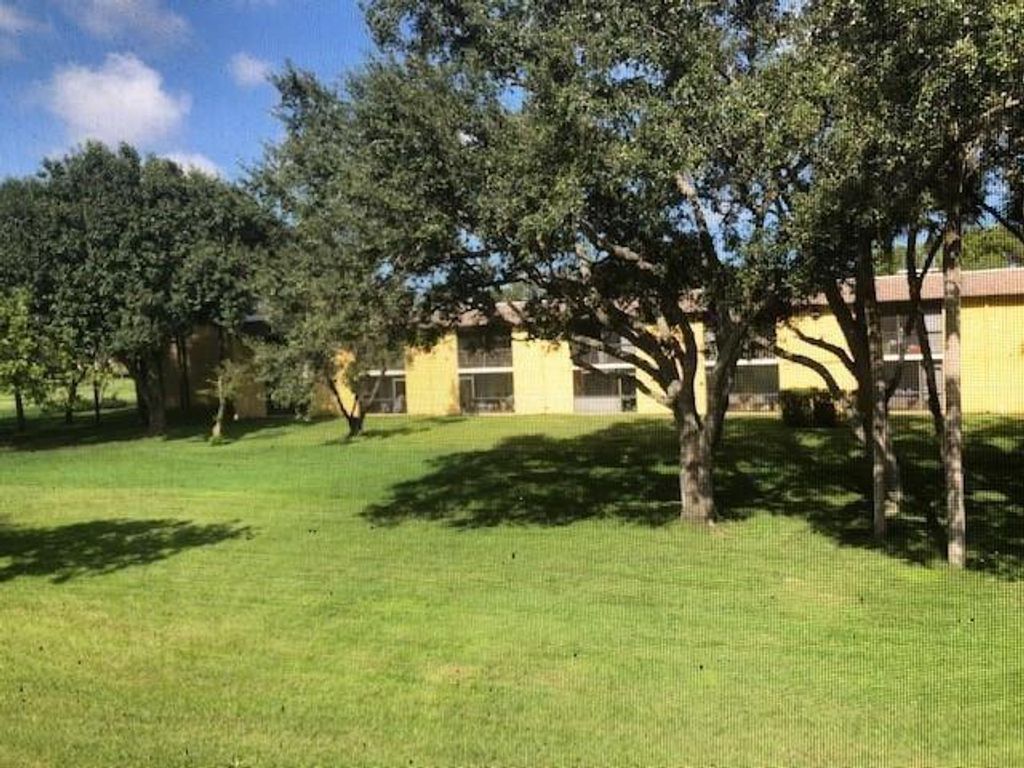 Photo of 218 Meadows Circle #218, Boynton Beach, FL 33436 (MLS # F10438485)