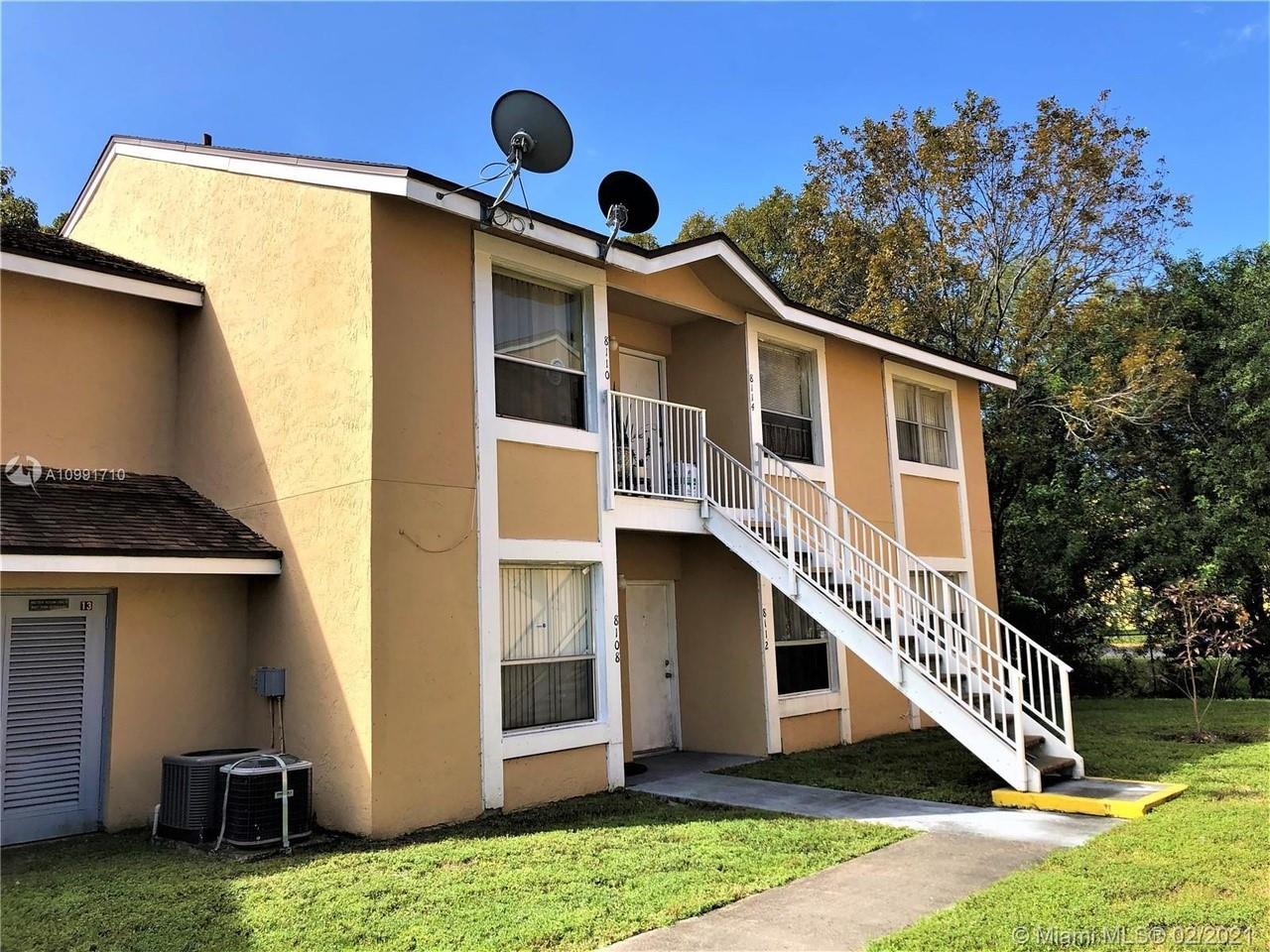 This unit features a kitchen with wood cabinets, tile backsplash, and appliances including a refrigerator, microwave, and energy-efficient water heater. You'll also enjoy the bathroom, AC, and tile flooring throughout.
Conveniently located west of University Dr. and south of Pembroke Rd., close to Walmart, Broward College, restaurants, the Turnpike, and Hard Rock Stadium.
Priced to rent quickly – HOA application required.