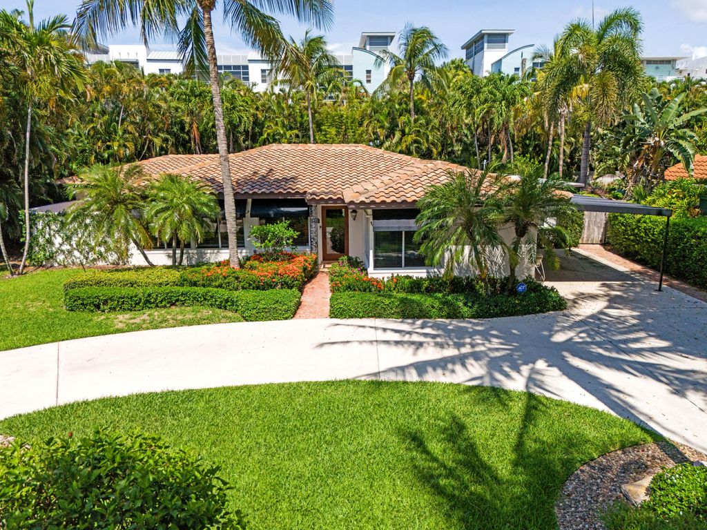 Photo of 330 SE 7th Avenue, Delray Beach, FL 33483 (MLS # R11097723)