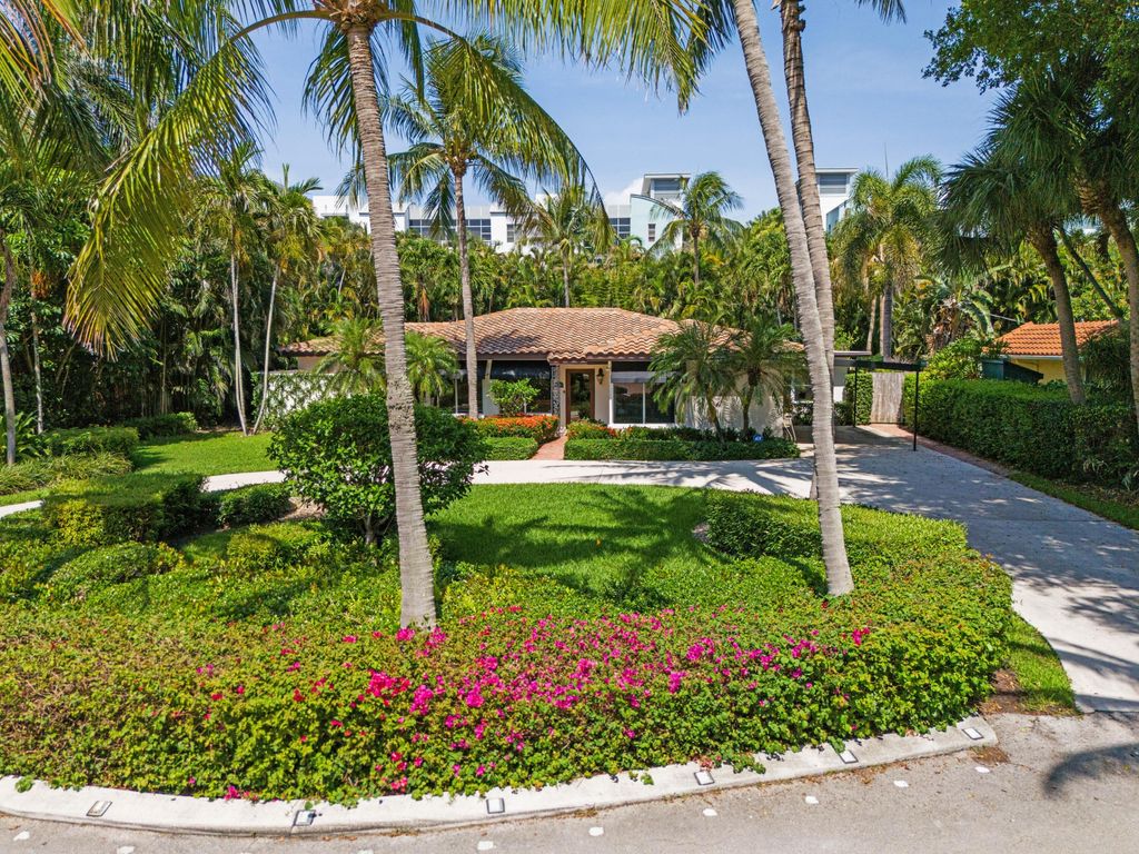 Photo of 330 SE 7th Avenue, Delray Beach, FL 33483 (MLS # R11097723)