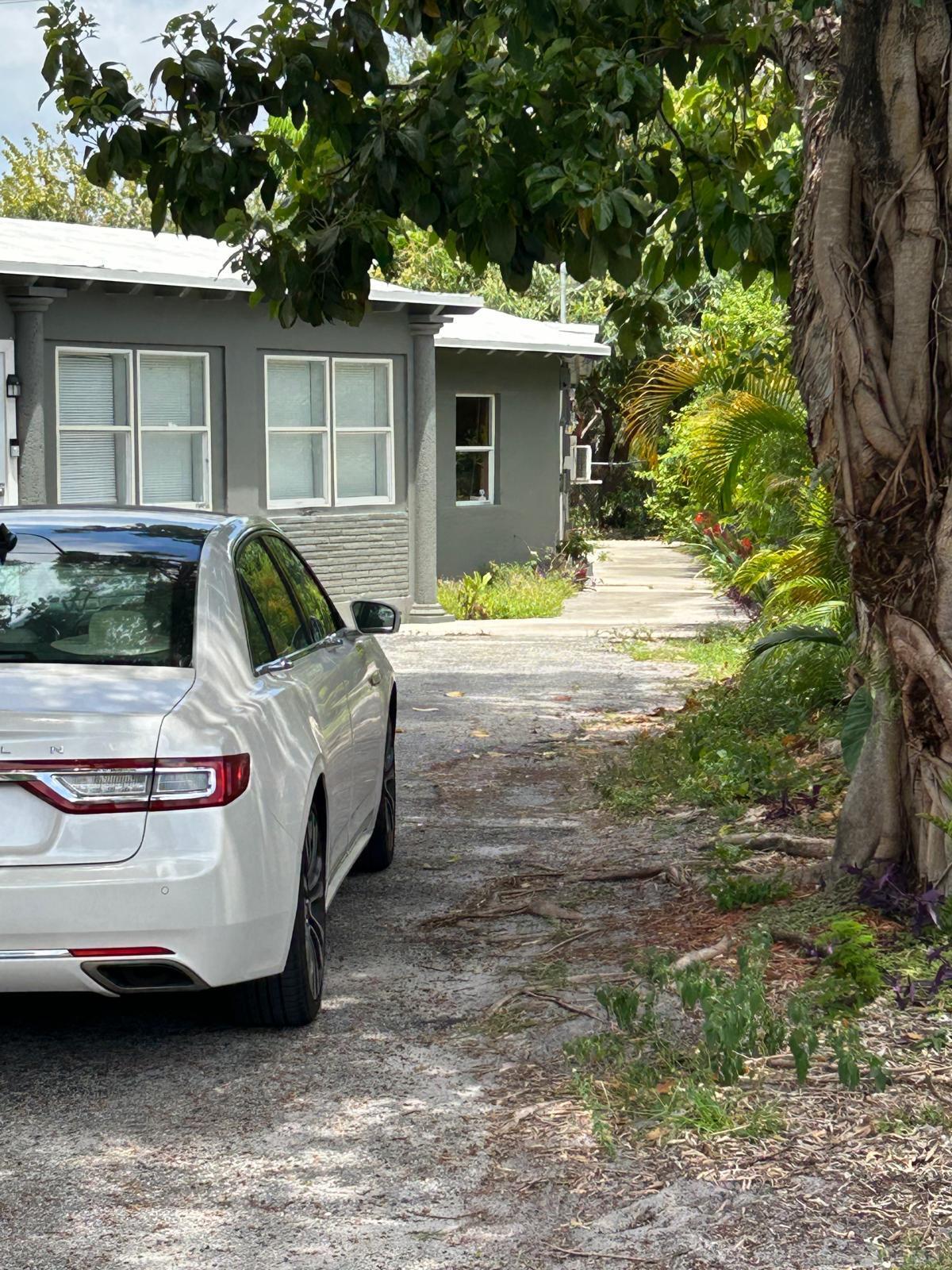 HOLLYWOOD LITTLE RANCHES - Residential Lease