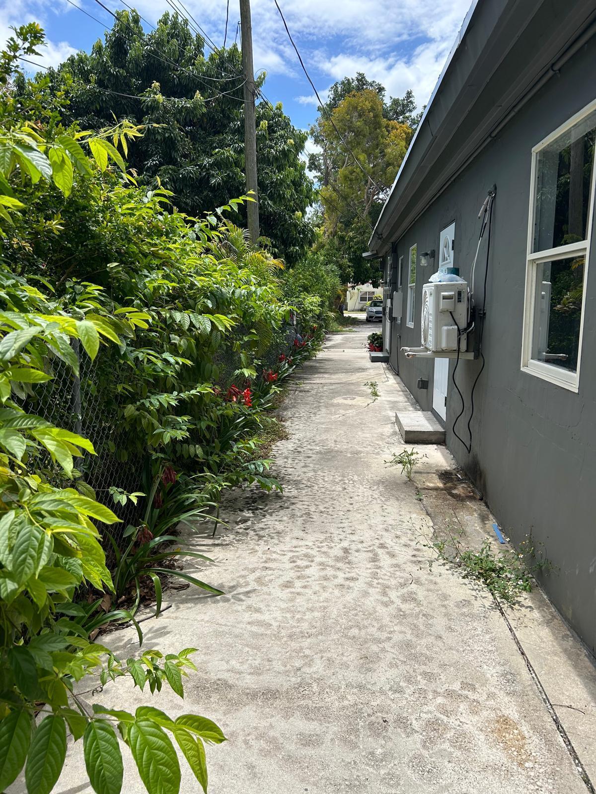 HOLLYWOOD LITTLE RANCHES - Residential Lease