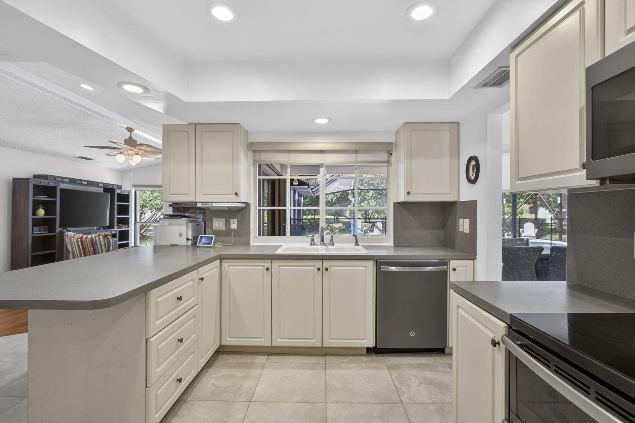 PINEWOOD EAST 2 OF WELLINGTON - Residential