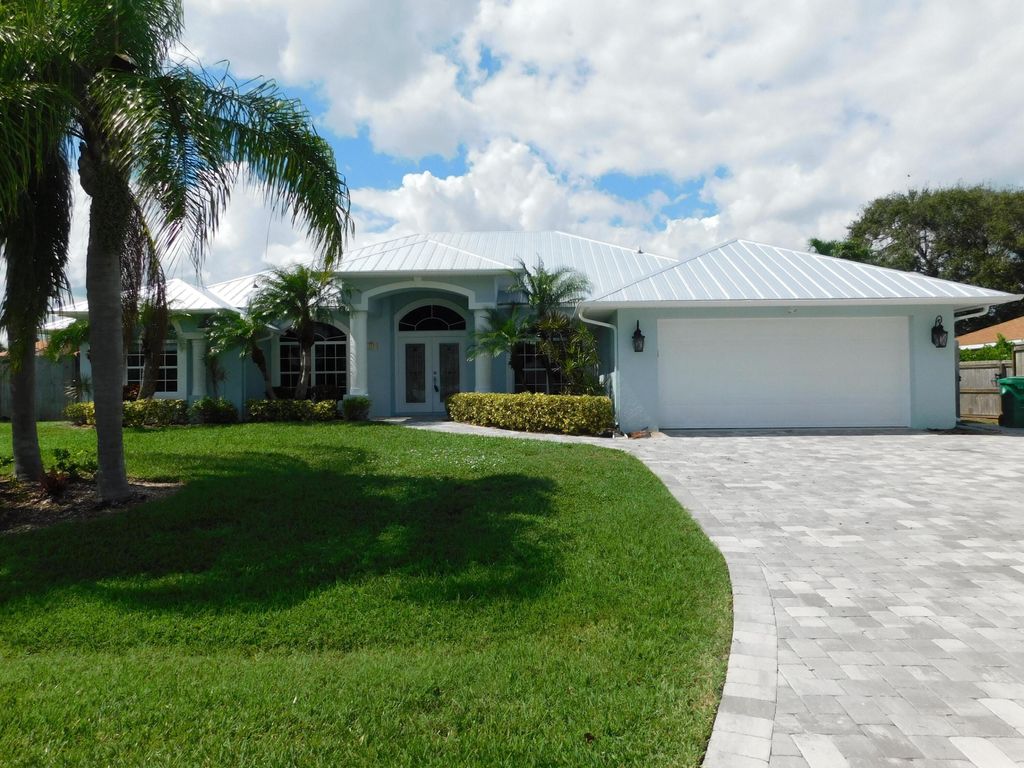 Photo of 117 Queen Elizabeth Court, Hutchinson Island, FL 34949 (MLS # B26041412)