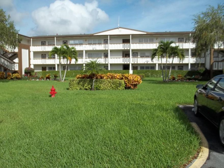 Recently refurbished, cozy 1/1.5 condo with open and spacious floor plan with lots of natural light, plenty of closet space. Nice view of greenspace. Elevator access. Centrally located,close to major roads, shopping and dining. Parking out front of unit. Nearby clubhouse and amenities. Community offers buses to many services.