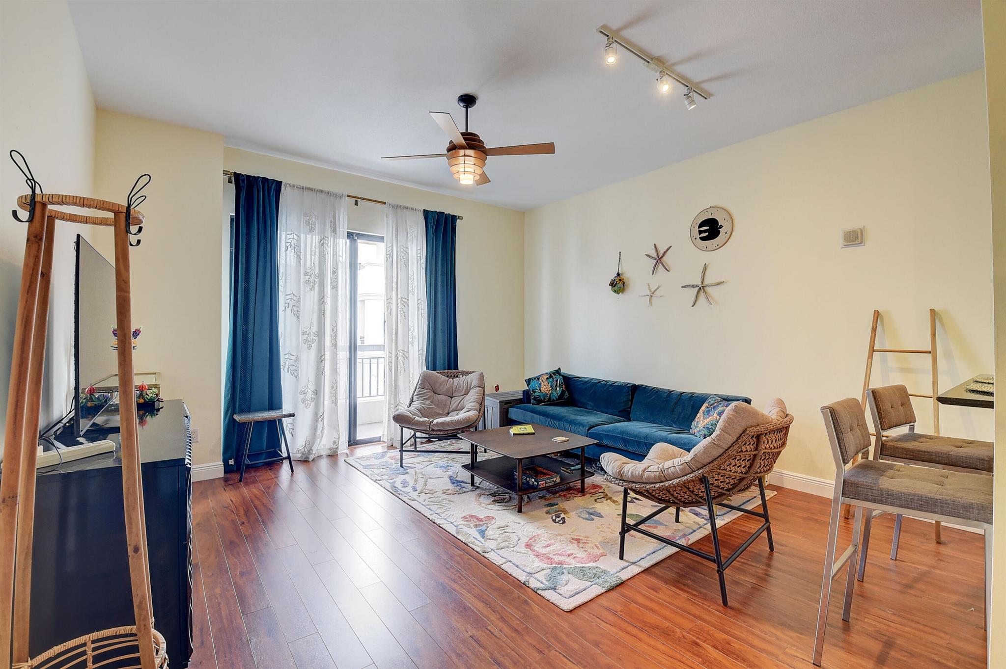 233 S Federal Highway Uph04