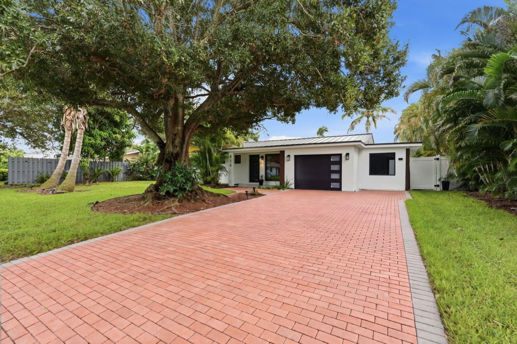 Photo of 454 DOVER Road, Jupiter, FL 33469 (MLS # B26092669)