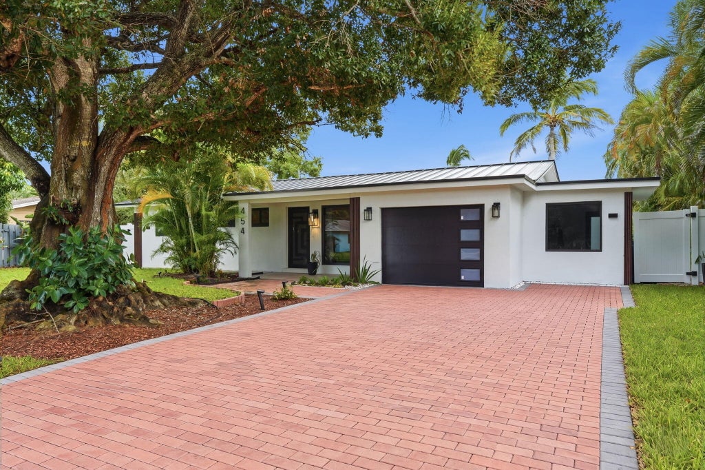 Photo of 454 DOVER Road, Jupiter, FL 33469 (MLS # B26092669)