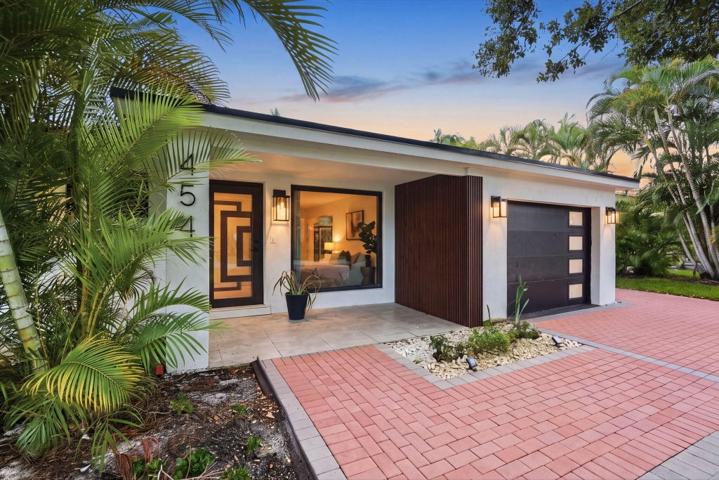Photo of 454 DOVER Road, Jupiter, FL 33469 (MLS # B26092669)