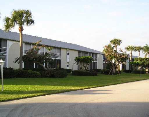 Super clean, well appointed 2BR, 2BA located in the heart of Tequesta residence & walking distance of shops, art galleries, restaurants, post office, library & Constitution Park offering a green market, butterfly garden and walking/exercise trail, movies in the park & Food Truck invasion. Short drive to first class restaurants, shopping, fishing, golf and the beautiful sand beaches. The large screened patio is set up for dining and relaxing. Tequesta Gardens is an active 55+ community. Amenities include a large clubhouse with lending library and tons of activities including bridge games, monthly book club, fitness sessions and game nights. There are two pools w/ a BBQ, outdoor social area, shuffleboard courts and croquet court. Rent includes water, sewer & basic cable.