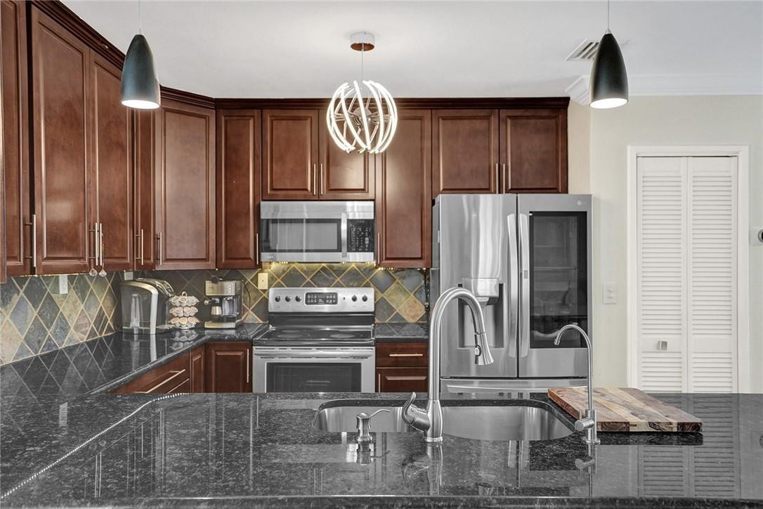 Coral Woods 33-25 B - Residential