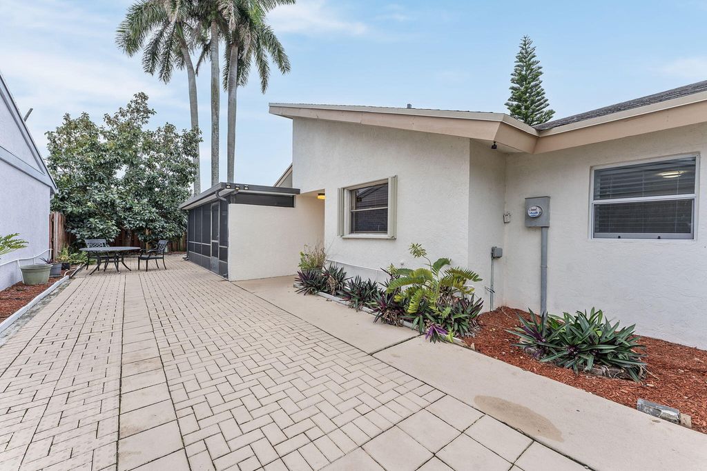 Photo of 71 Baytree Lane, Boynton Beach, FL 33436 (MLS # R11052471)