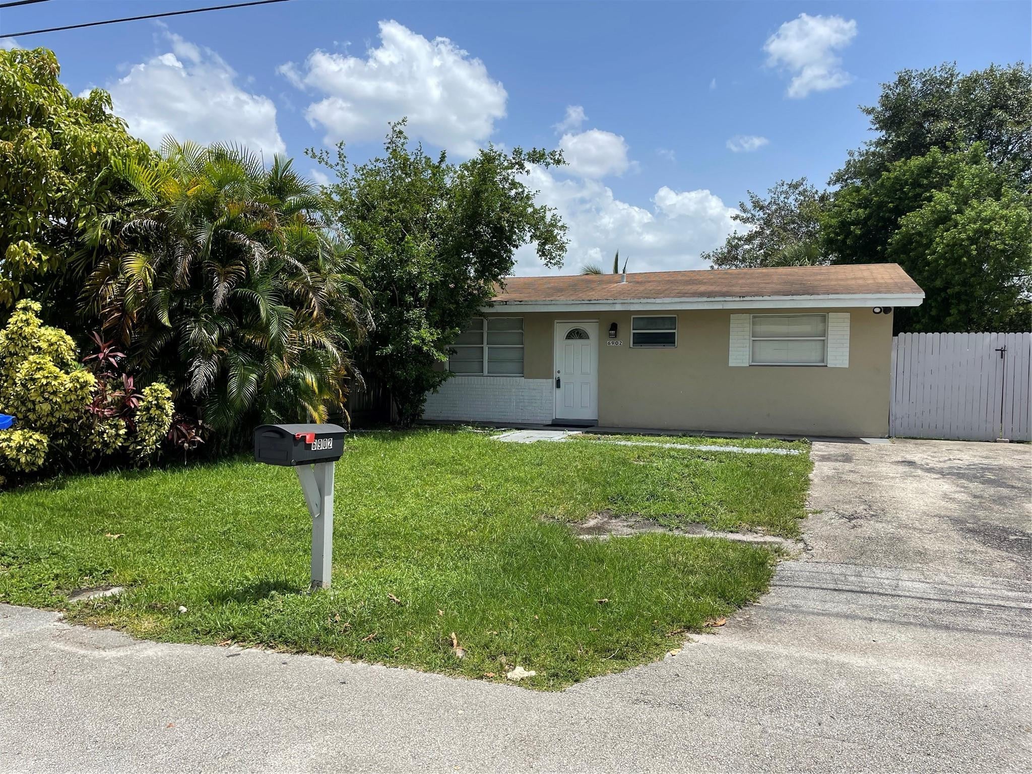 6902 SW 15th Street, North Lauderdale, FL, 33068/$365,000 2 6902 SW 15th Street