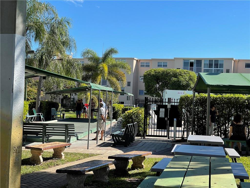 VILLAGE ROYALE GREEN - Residential