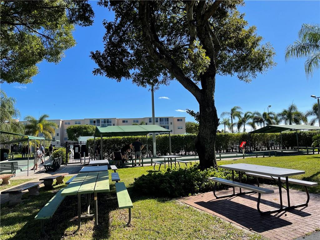 VILLAGE ROYALE GREEN - Residential
