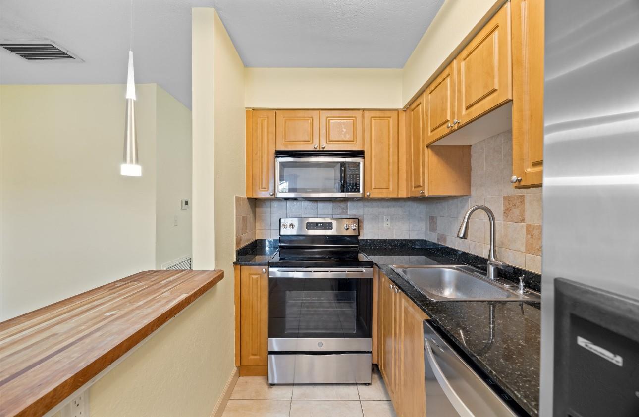 2607 NE 8th Ave 24