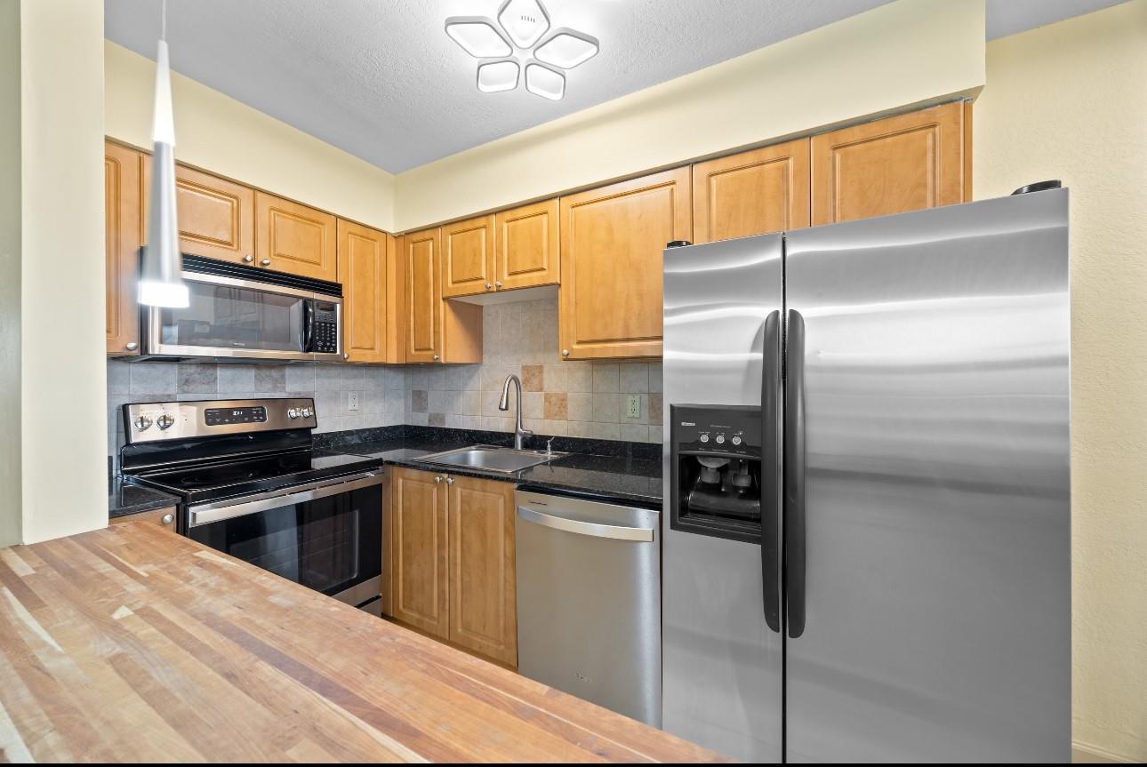 2607 NE 8th Ave 24
