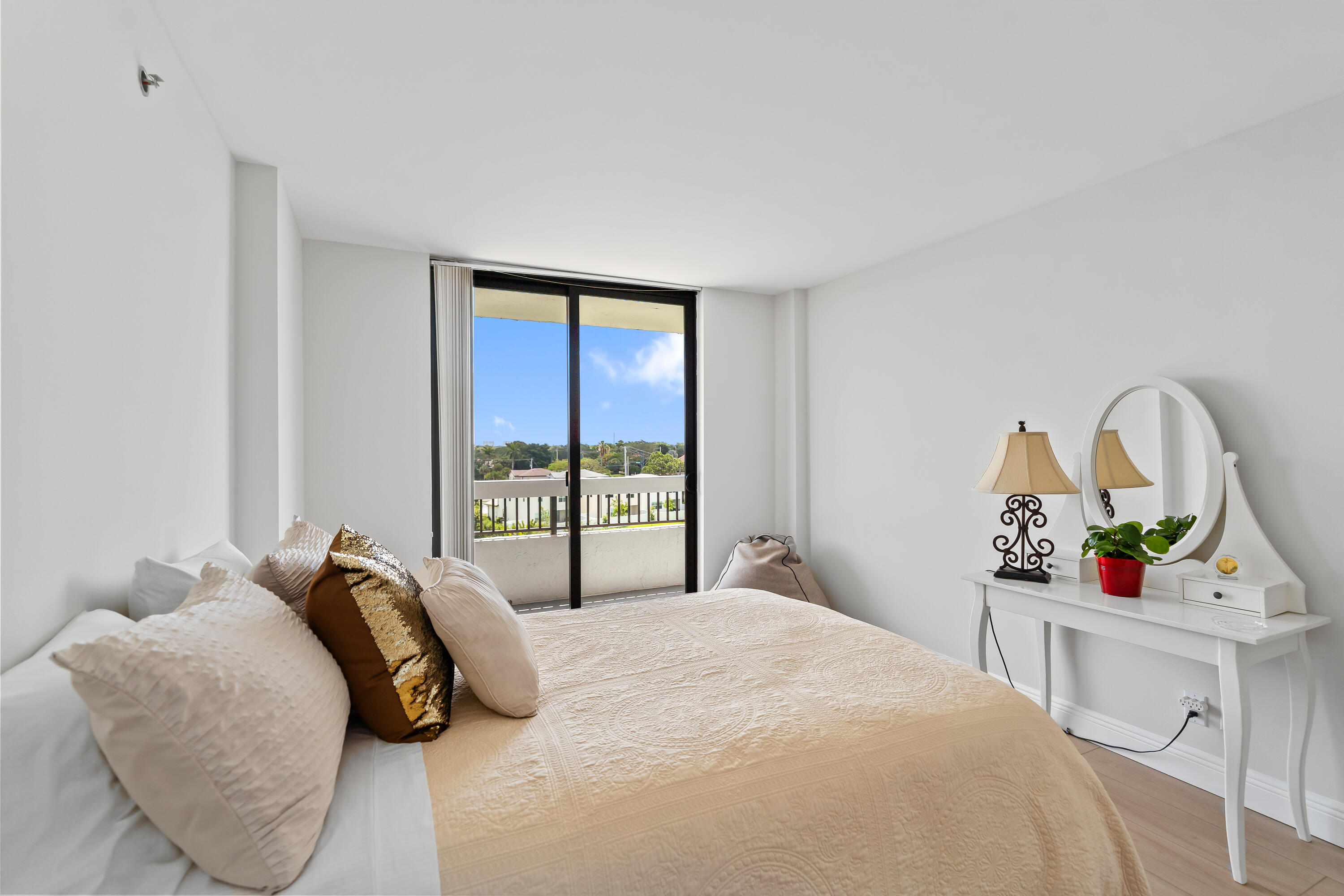 LA RESIDENCE CONDO - Residential