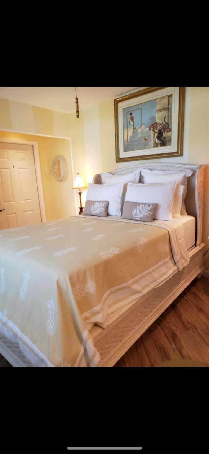 Beautifully furnished and super clean efficiency apartment,quiet,safe and 5 minutes from the WEF. Residential,Private Quarters attached to main house,with Separate Entrance. One Queen Bedroom, Full Bath,Den Including Internet-WiFi,cable TV. Full Studio Size Kitchen-One Stove Cook Top ,Microwave,Bake-Broil-Toast Portable Oven. Coffee Maker. There is No Full-Size Oven or Laundry Available. One cleaning monthly paid separately by the tenant. Available immediately for 6 months.Non shedding pet is ok with a non-refundable pet deposit of $500.00
