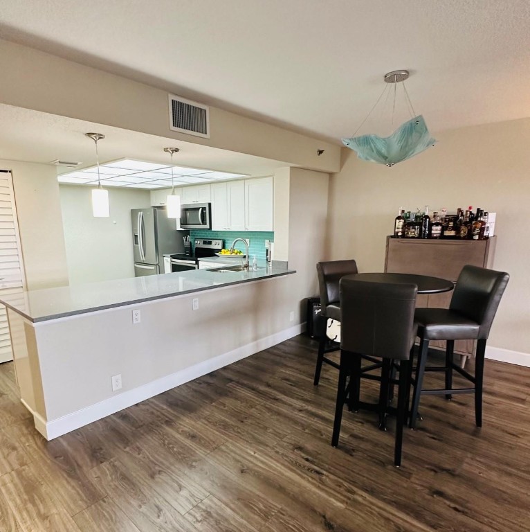 3200 Port Royale Drive 2004