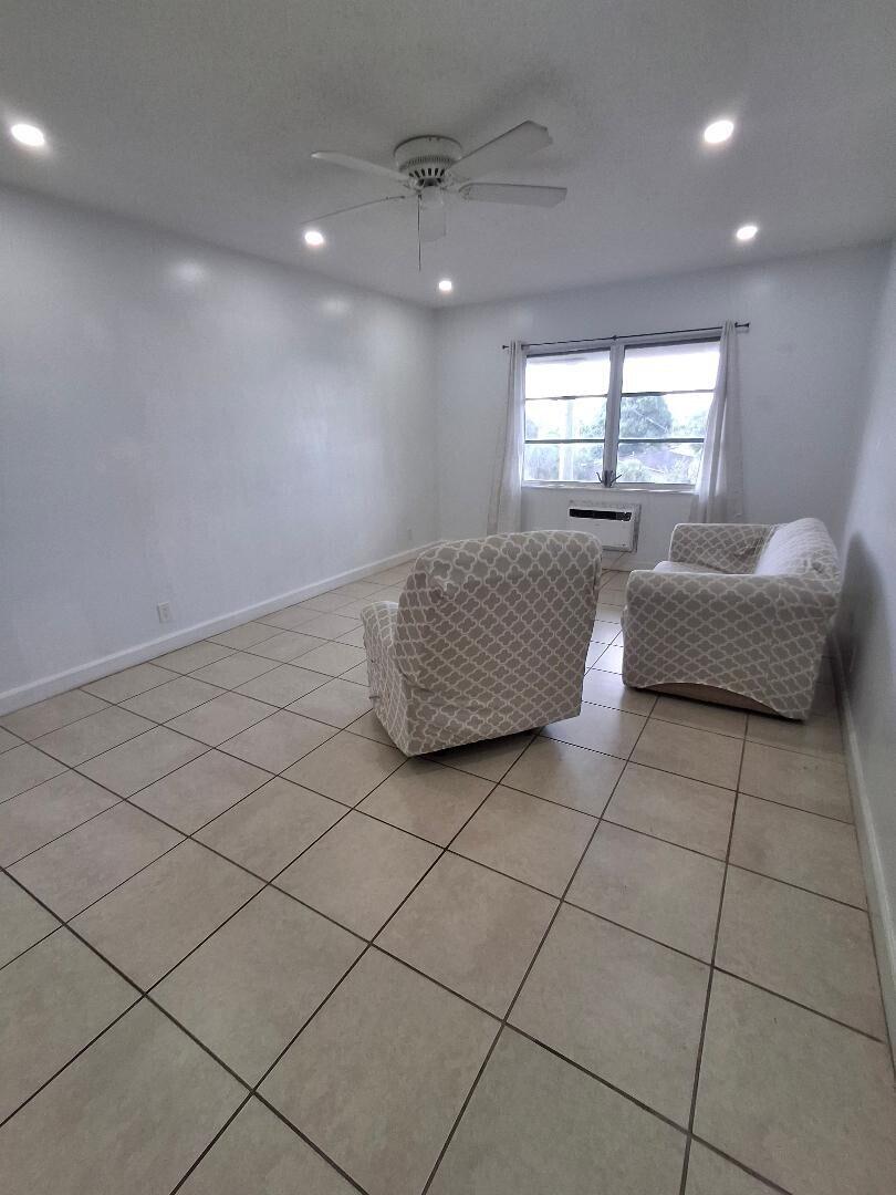 1250 E SAMPLE Road 303
