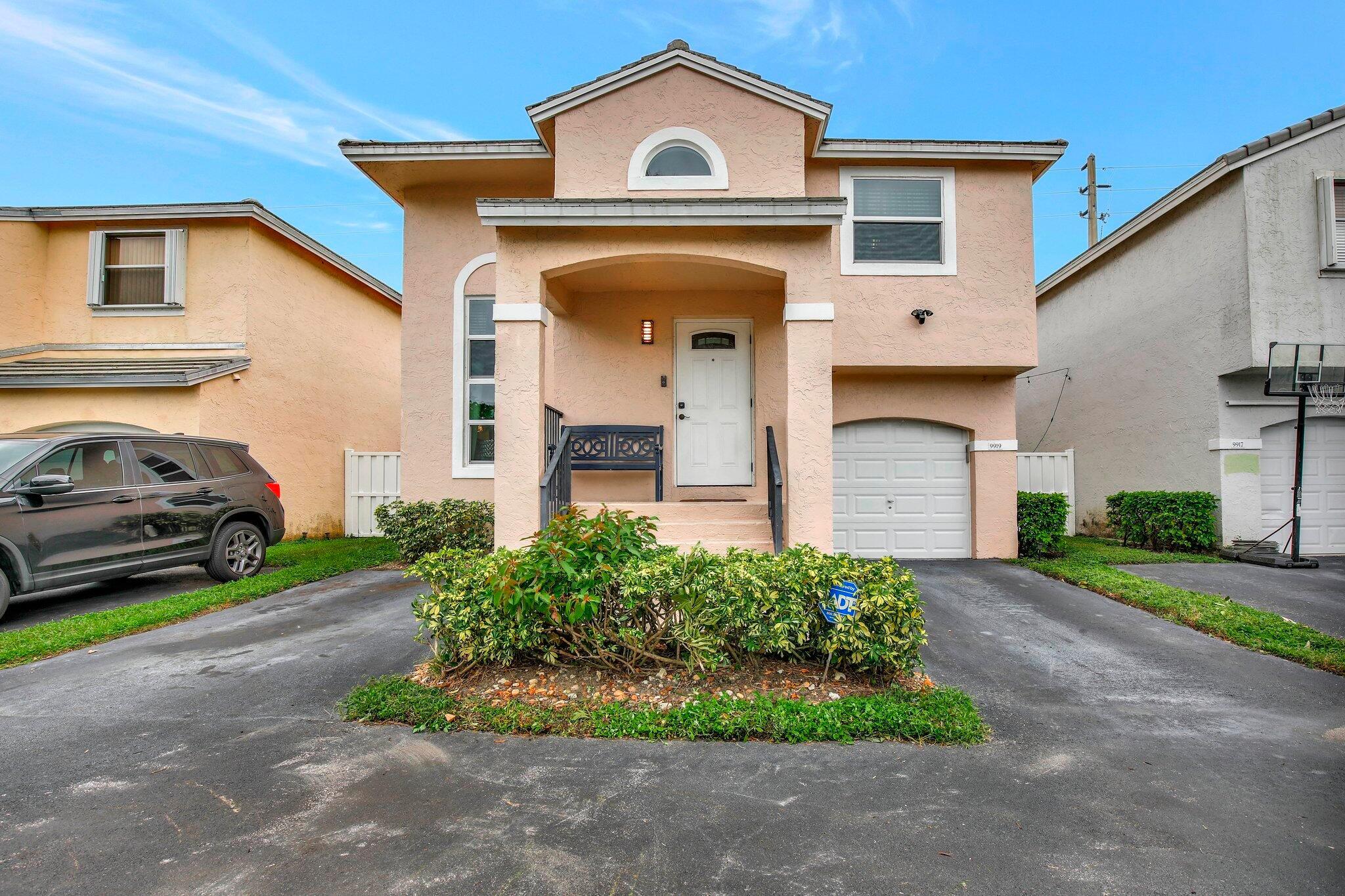 Rooms for rent in this beautiful and quiet community. This rental is SEASONAL. Close to shopping, restaurants, Nova University, and Airport. Easy access to I-95 and Turnpike for commuters. Fully furnished, just bring your packed bag!