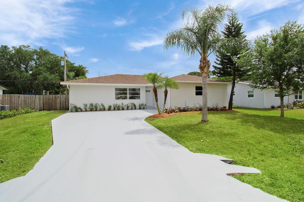 Photo of 2198 SE Harrison Street, Stuart, FL 34997 (MLS # R10977417)