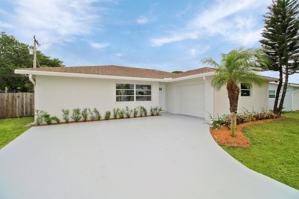 Photo of 2198 SE Harrison Street, Stuart, FL 34997 (MLS # R10977417)