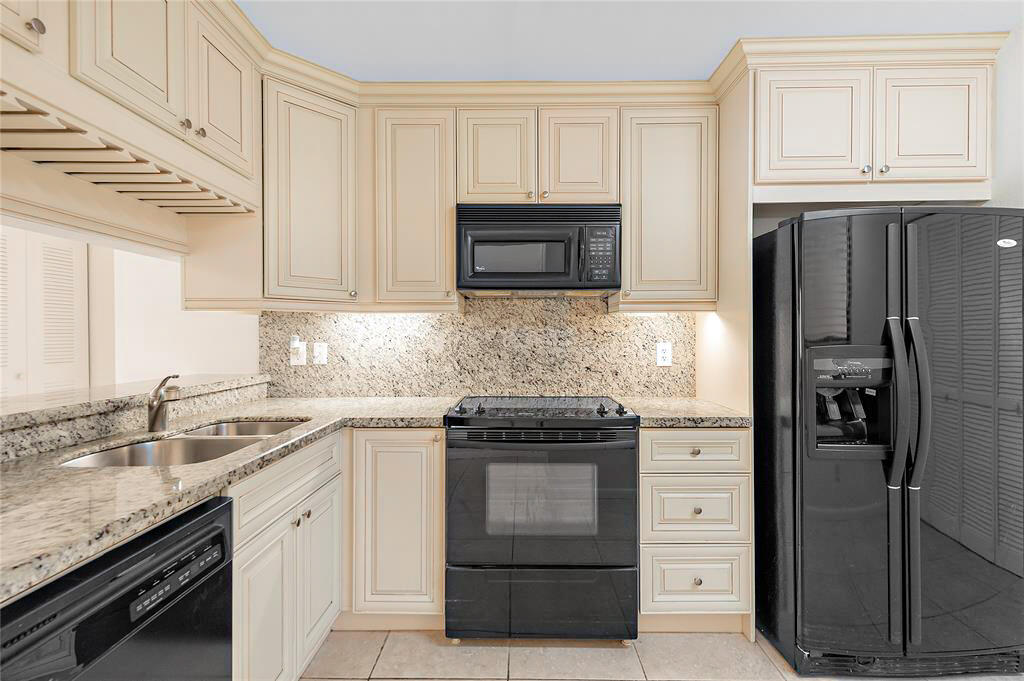 LA PAZ AT BOCA POINTE - Residential Lease