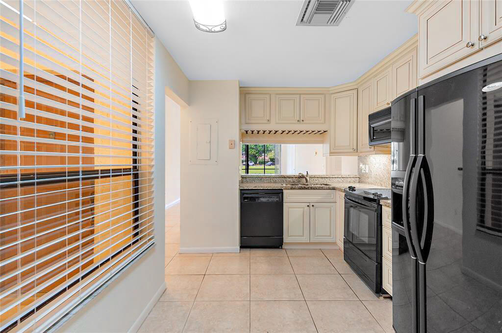 LA PAZ AT BOCA POINTE - Residential Lease